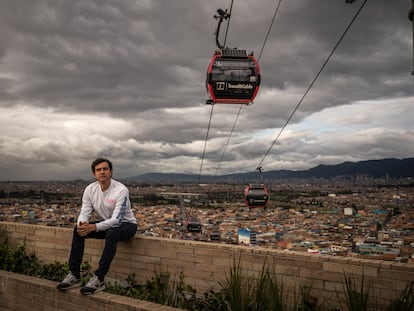 Julio Victoria posa para un retrato en el Centro Cultural Compartir  en Bogotá, Colombia el 16 de agosto del 2023.