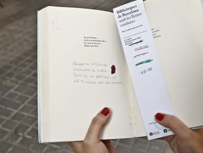 Las p&aacute;ginas del libro de Beckett en las que apareci&oacute; el escrito con la peque&ntilde;a reliquia.