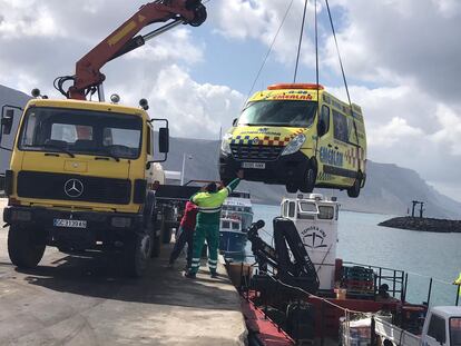 Traslado de ambulancia medicalizada a La Graciosa, el pasado 25 de marzo.