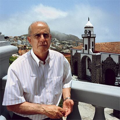 Tomás Padrón, en Valverde, la melancólica capital, frente a la iglesia de Santa María.