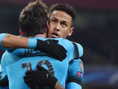 Neymar abraza a Messi, durante el partido contra el Arsenal.