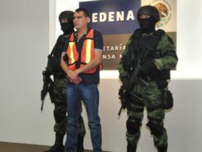 Las autoridades mexicanas presentan a Noel Salgueiro Nevarez, ya detenido.