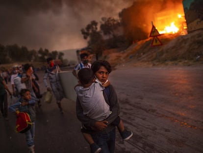 Una imagen de 2020 del campo de refugiados de Moria, en la isla griega de Lesbos, que ardió dejando a 13.000 personas, incluidos 4.000 niños, sin refugio.