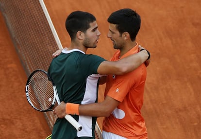 Novak Djokovic y Alcaraz  se abrazan al concluir la semifinal.