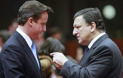 El presidente de la Comisi&oacute;n Europea, Jos&eacute; Manuel Barroso,  con el primer ministro brit&aacute;nico David Cameron, el viernes en Bruselas. 