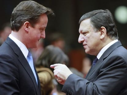El presidente de la Comisi&oacute;n Europea, Jos&eacute; Manuel Barroso,  con el primer ministro brit&aacute;nico David Cameron, el viernes en Bruselas. 