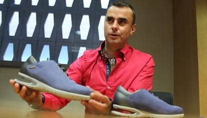 El director ejecutivo de Hergar, Basilio Garc&iacute;a, con un par de su nuevo modelo de zapatos.