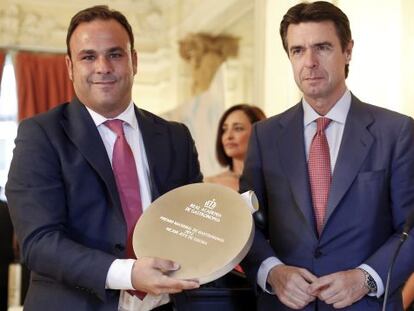 Ángel León, con su premio como Mejor Jefe de Cocina 2012, en compañía del ministro López Soria.