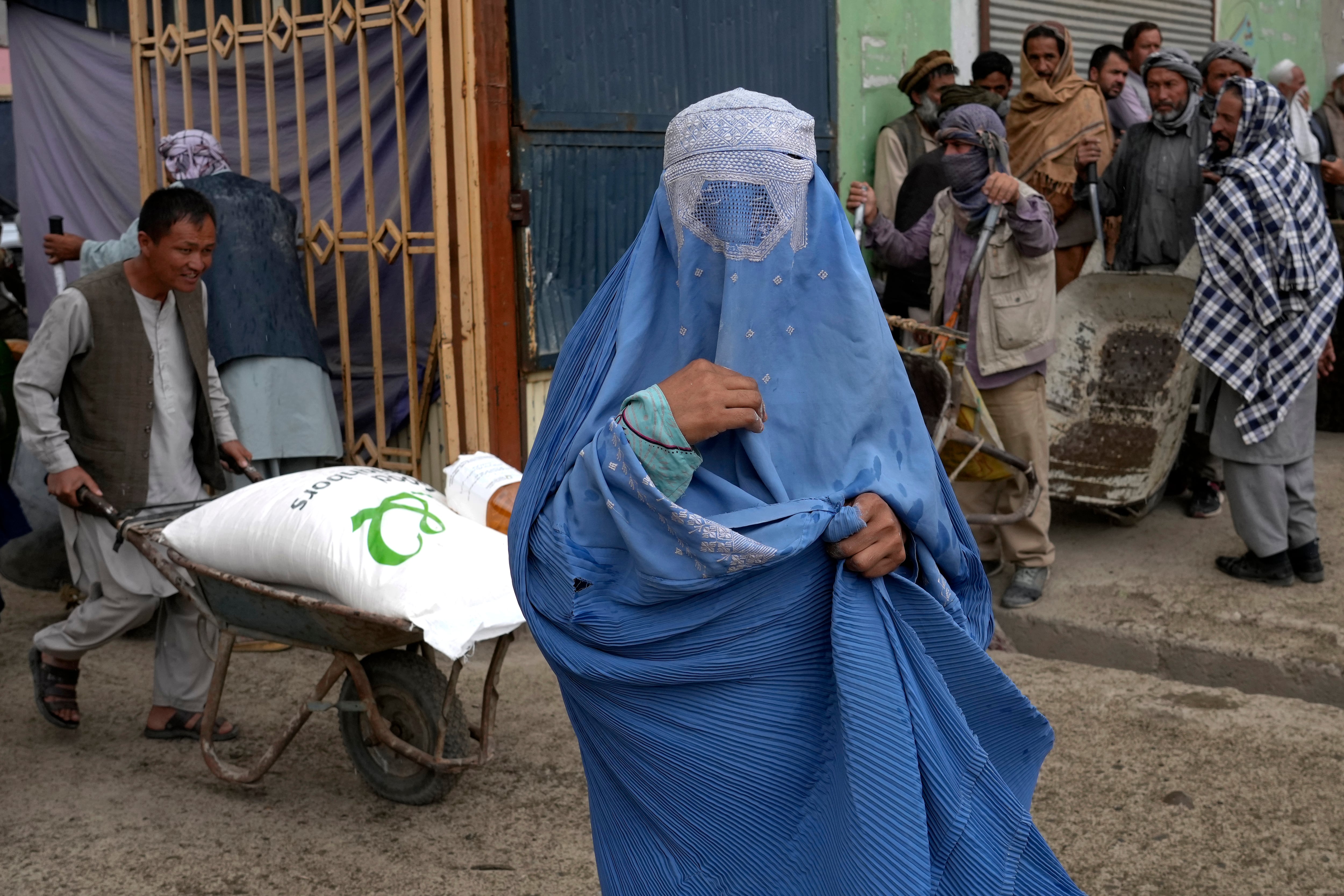 Una mujer cubierta con un burka esperaba en una distribución de comida de una ONG en Kabul, el 10 de mayo de 2022.
