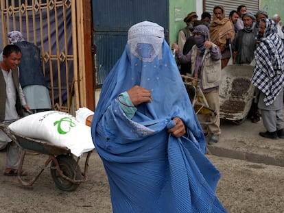 Una mujer afgana espera recibir comida de una organización humanitaria en Kabul, el pasado martes.