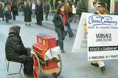 La calle de Preciados se mantiene un año más como el eje comercial más caro de España. El alquiler medio de un metro cuadrado de local se sitúa en los 2.580 euros anuales. Esta céntrica vía madrileña ocupa además la duodécima posición dentro del listado de las calles más caras del mundo, según se desprende del estudio Main Streets Across the World 2006, realizado por la consultora Cushman&Wakefield.