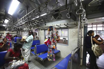 Un hombre entra en un tren especial de mujeres de Bombay para vender artículos de cosmética y belleza.