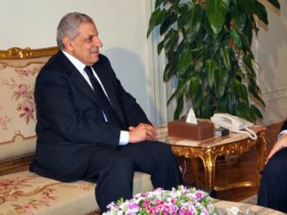 El presidente interino de Egipto, Adly Mansour (d), en un encuentro con el nuevo presidente designado, Ibrahim Mahlab este martes en El Cairo.