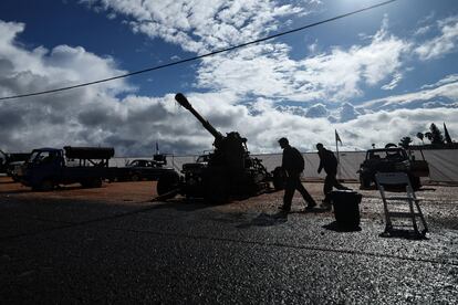 Soldados israelíes custodiaban este martes arsenal militar incautado a Hezbolá en el sur de Líbano.