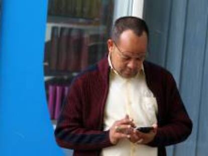 Un hombre usa su teléfono móvil en La Habana (Cuba).