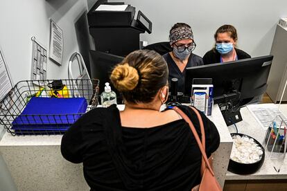 Laura Goodhue, directora ejecutiva de Planned Parenthood en Florida, asegura que la organización está en proceso de contratar a nueve médicos adicionales, los cuales vienen algunos días a la semana desde Estados donde ya no pueden trabajar. En la imagen, Jasmine, de 23 años, se registra para su cita para recibir un aborto en una clínica en West Palm Beach.