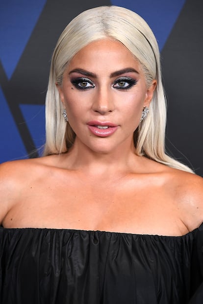 Lady Gaga -


Aunque la cantante superventas y ahora también celebrada actriz es una conocida defensora del consumo de marihuana, Gaga también ha sido explícita al respecto de los efectos negativos que la adicción a la cocaína tuvo en su salud mental. “Era muy infeliz en aquel momento en mi vida. Me sentía muy sola y había algo en las drogas que me hacía sentir como que tenía un amigo. No lo hacía con otra gente. Lo hacía sola. Lo hacía sola en mi apartamento, escribía música y, ¿sabes?, me arrepiento de cada raya que me metí. A todos los fans que me estén escuchando, no la toquéis, es el diablo”, aseguró en su visita al programa de Howard Stern.