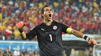 Claudio Bravo celebra la victoria ante Australia.