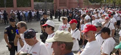 Protesta de prejubilados de Santana por los impagos de la Junta el pasado verano.