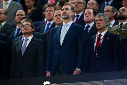 El rei Felip VI, al centre, amb el president de la Generalitat, Artur Mas, i el president de la Federació Espanyola de Futbol, Ángel María Villar, a la final de la Copa del Rei, celebrada el 30 de maig, entre el Barça i l'Atlètic de Bilbao. L'himne d'Espanya va ser xiulat per bona part del públic.