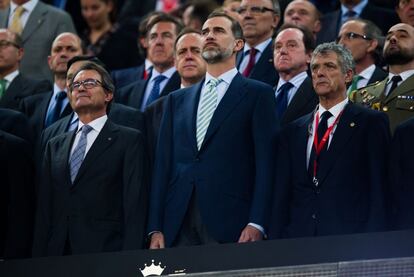 El rei Felip VI, al centre, amb el president de la Generalitat, Artur Mas, i el president de la Federació Espanyola de Futbol, Ángel María Villar, a la final de la Copa del Rei, celebrada el 30 de maig, entre el Barça i l'Atlètic de Bilbao. L'himne d'Espanya va ser xiulat per bona part del públic.