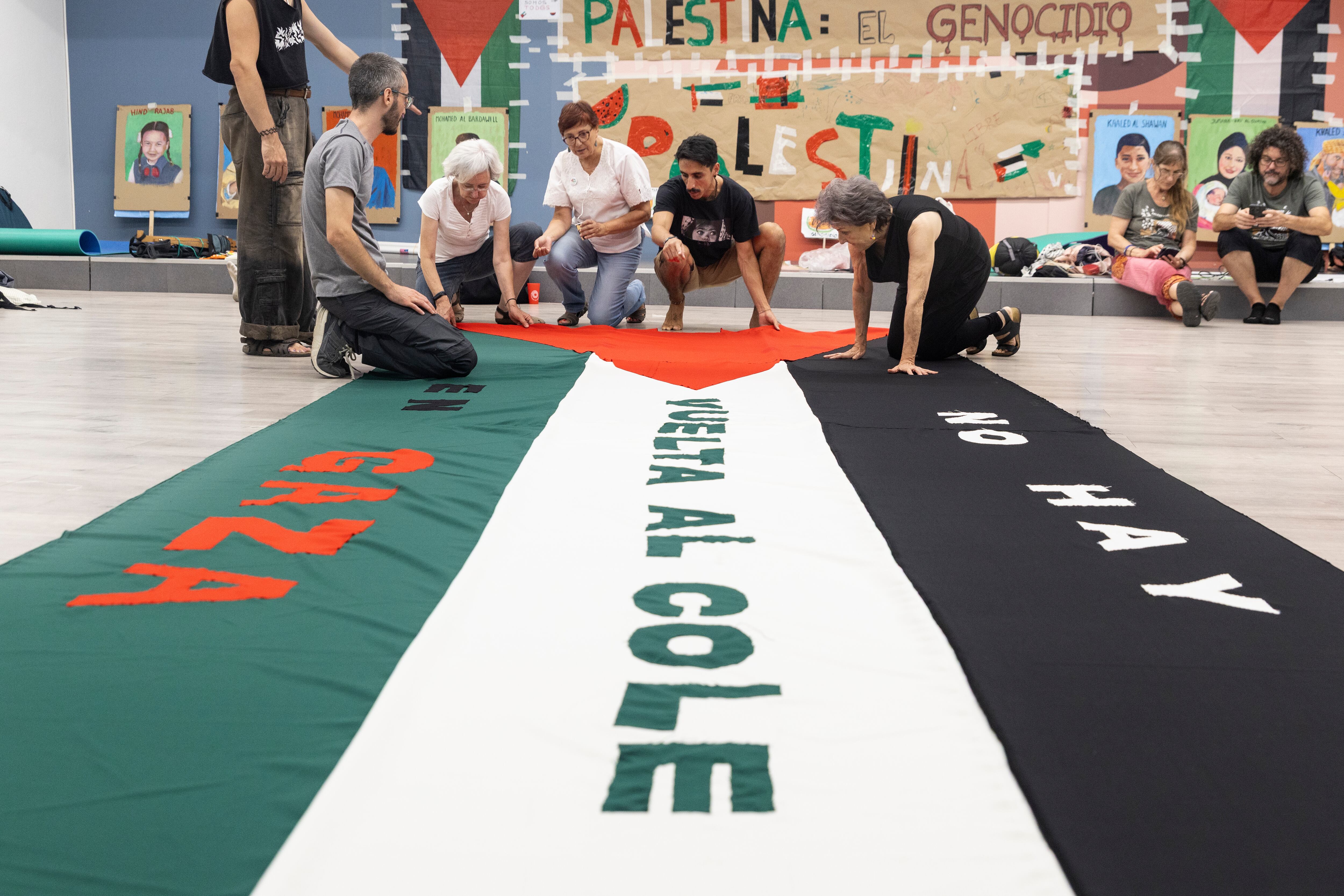 Los profesores encerrados muestran la bandera palestina que han cosido, el 8 de septiembre de 2025.