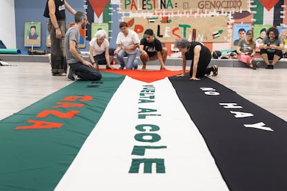 Los profesores encerrados muestran la bandera palestina que han cosido, el 8 de septiembre de 2025.