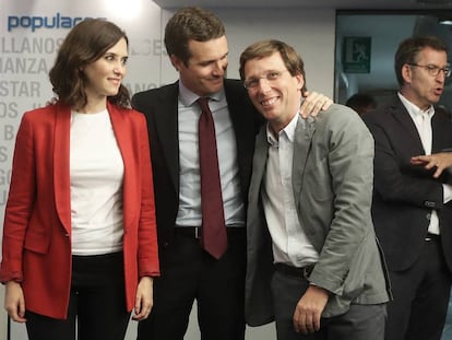 Potential mayor Almeida (r) with PP president Pablo Casado (c) and Madrid regional candidate Isabel Díaz Ayuso.