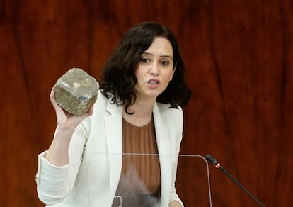 La presidenta de la Comunidad de Madrid, Isabel Díaz Ayuso, mostrando en la Asamblea de Madrid un adoquín que se arrojó durante los incidentes del miércoles en Puerta del Sol.