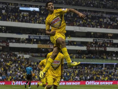 Jiménez celebra un gol con el América. 