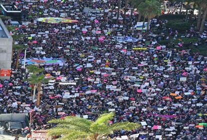 Los Ángeles, miles de personas han salido a la calle para manifestarte contra Trump.