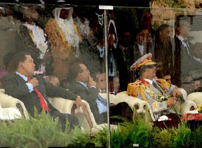 Muamar el Gaddafi (derecha) asiste a un desfile militar en Trípoli junto a Hugo Chávez (segundo  por la izquierda) tras un cristal antibala.