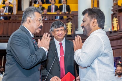 Anura Kumara Dissanayake (derecha), toma posesión como presidente de Sri Lanka frente al presidente del Tribunal Supremo del país, Jayantha Jayasuriya, este lunes en Colombo, Sri Lanka.