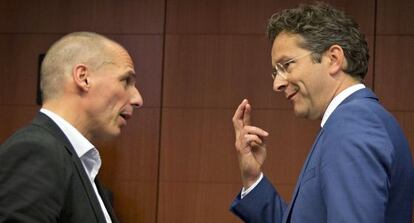 O ministro de Finanças grego, Yanis Varoufakis, com o presidente do Eurogrupo, Jeroen Dijsselbloem.