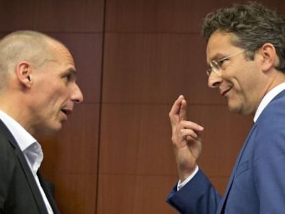 O ministro de Finanças grego, Yanis Varoufakis, com o presidente do Eurogrupo, Jeroen Dijsselbloem.