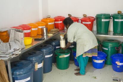 En el establecimiento de esta comunidad, los alimentos son almacenados en contenedores. Los vecinos los recogen en contenedores o bolsas de papel reciclado.