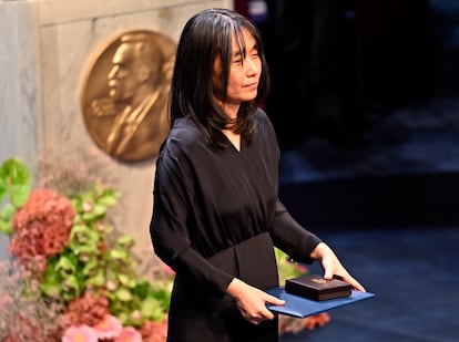 Han Kang, con su galardón durante la ceremonia de entrega de los premios Nobel.