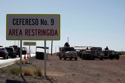 Un retén militar en la prisión de Ciudad Juárez en donde está El Chapo.