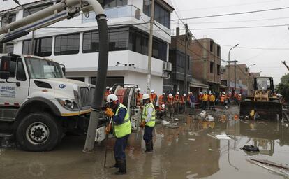 Una cuadrilla de trabajadores drena aguas fecales en el distrito limeño de San Juan de Lurigancho.