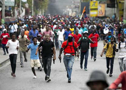 Elementos de la policía protestan por las condiciones de trabajo, en Puerto Príncipe, Haití.
