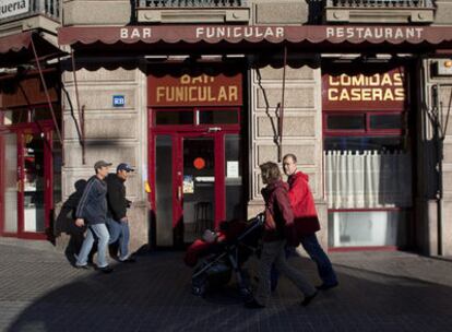 El Funicular, comida casera y el recuerdo de la detención de  Salvador Puig Antich, en el llamado Quadrat d'Or, en pleno Eixample de Barcelona.
Dry Martini, en la calle de Aribau de Barcelona.