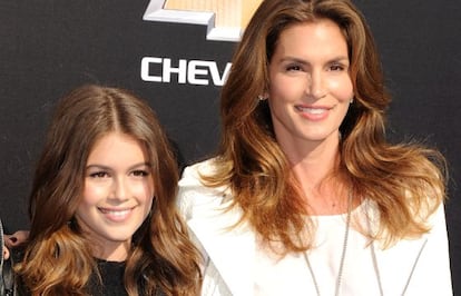 Cindy Crawford junto a su hija Kaia Gerber en un estreno en California el pasado mayo.