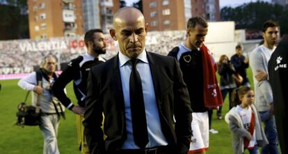 Paco Jémez, técnico del Rayo, abandona el césped tras el partido ante el Levante.