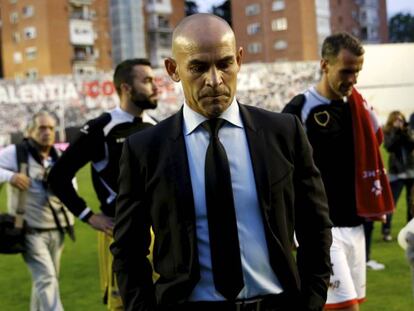 Paco Jémez, técnico del Rayo, abandona el césped tras el partido ante el Levante.