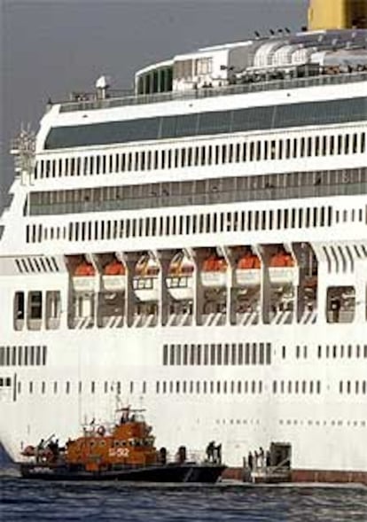 El crucero británico <i>Aurora,</i> ayer, al salir de El Pireo, en Atenas.