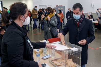 El candidato del PSOE a la presidencia de la Junta de Castilla y León, Luis Tudanca, vota en el colegio electoral instalado en el centro cívico del S-3, en Burgos, este domingo.