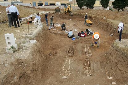 Trabajos de excavación para recuperar cuerpos de una fosa común en el cementerio de San Rafael (Málaga), en 2019.