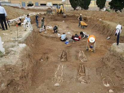 Trabajos de excavación para recuperar cuerpos de una fosa común en el cementerio de San Rafael (Málaga), en 2019.