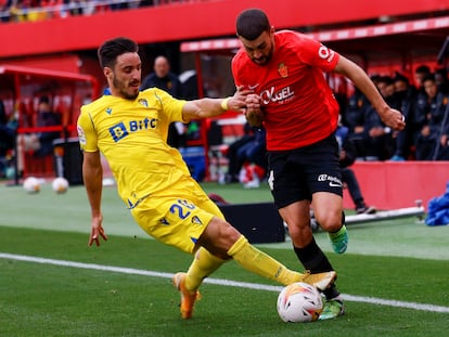 Isaac ante Dani Rodríguez, en el duelo entre el Mallorca y el Cádiz.