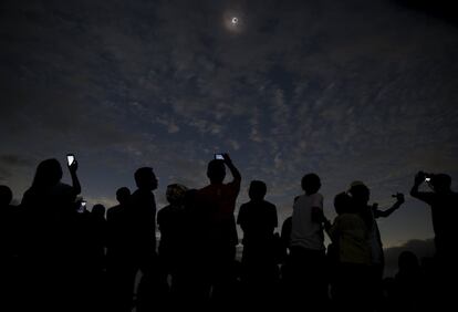 La gent fa fotos del fenomen en una platja a l'illa Ternate, Indonèsia. Aquest és l'únic eclipsi solar total que es produeix el 2016, i només s'ha pogut observar al sud-est asiàtic.